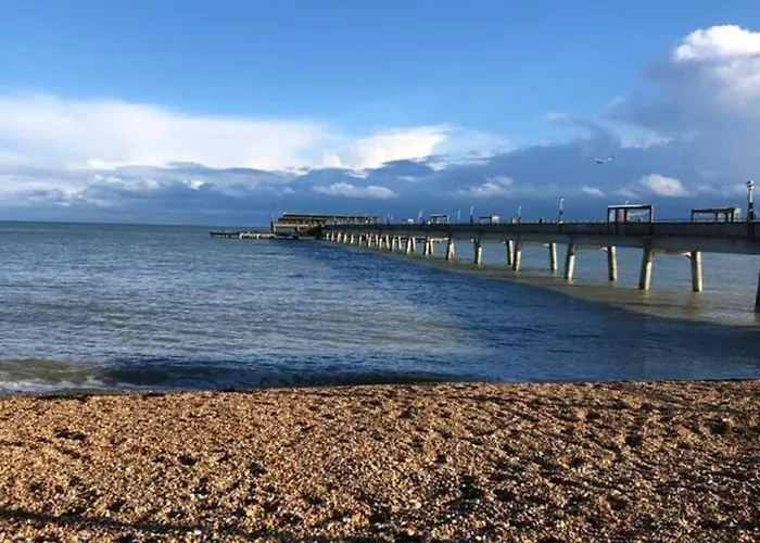 Lovely 5 Person Chalet In St Margaret\'S At Cliffe